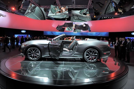 Ford chính thức ra mắt chiếc Mustang 2015 - 2 Và phiên bản Mustang 2015 coupé cùng người mẫu Ala Mulally